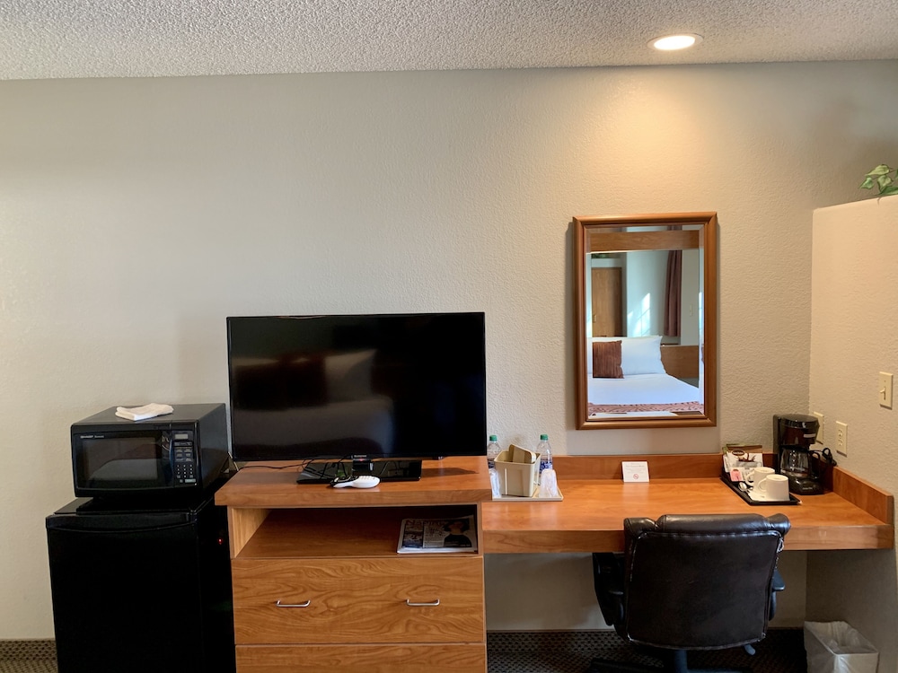 Monument Inn & Suites - photo 6