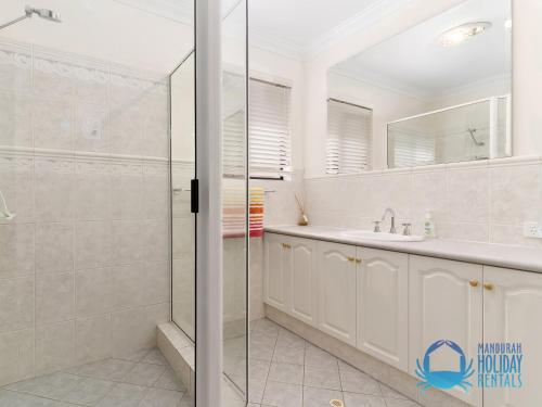 Canal Elegance In Yunderup — Mandurah — photo 4