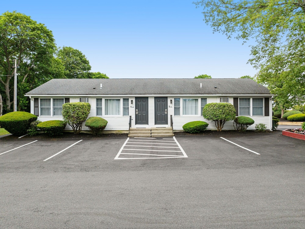 Founder's Brook Motel and Suites - photo 32