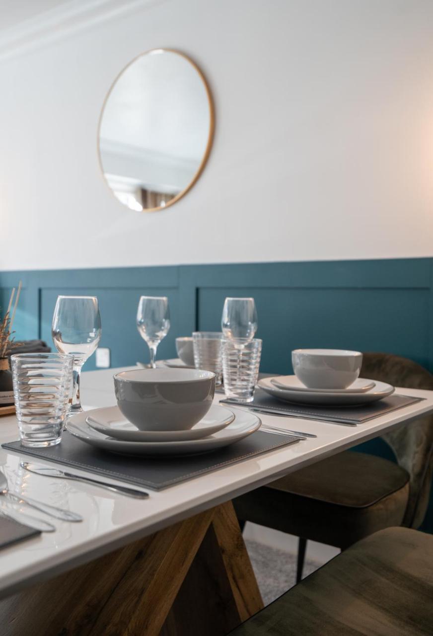Emirates House Luxe 5 Bed with King sized Beds next to Aiport & NEC JLR 5 mins — 4-Star Luxury Hotel in Birmingham, United Kingdom