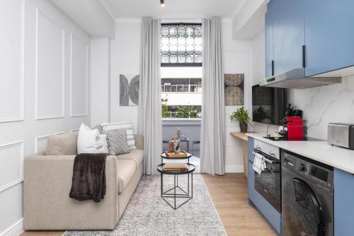 Venice House Stylish Stay with Balcony