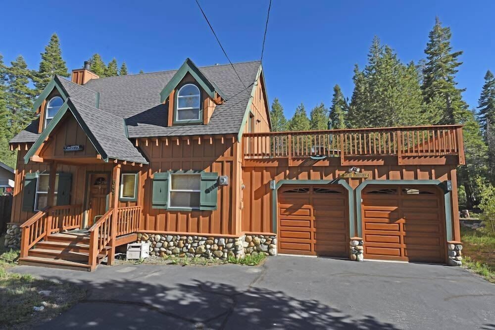 Mckinney Estate w Roof Deck Beach & Hike — 4-Star Luxury Hotel in Tahoma, United States