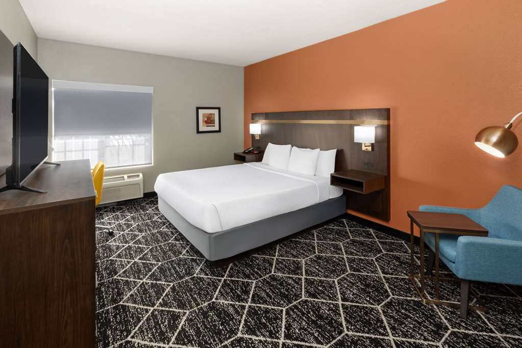 La Quinta Inn & Suites by Wyndham Olathe - photo 13