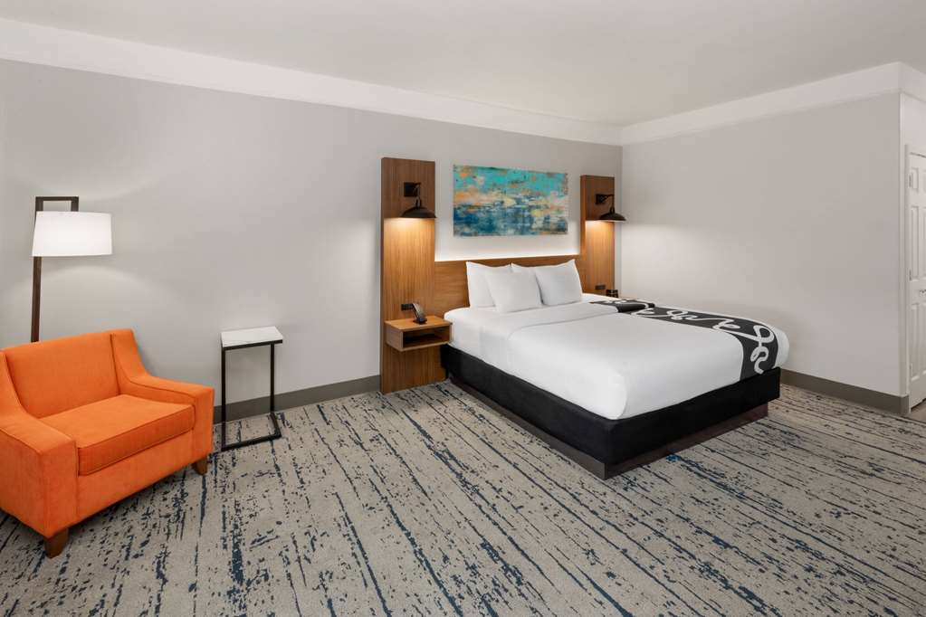 La Quinta Inn & Suites by Wyndham Angleton - photo 38