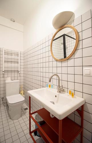 3BR Scenic Terrace Apt in Abanotubani By Wehost
