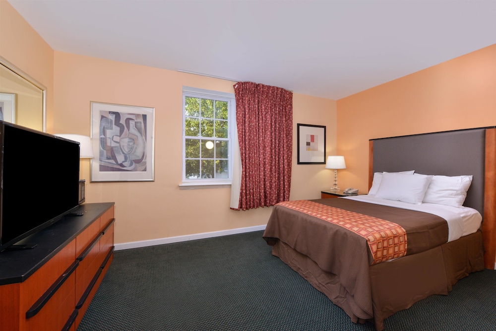 Media Inn and Suites - photo 9