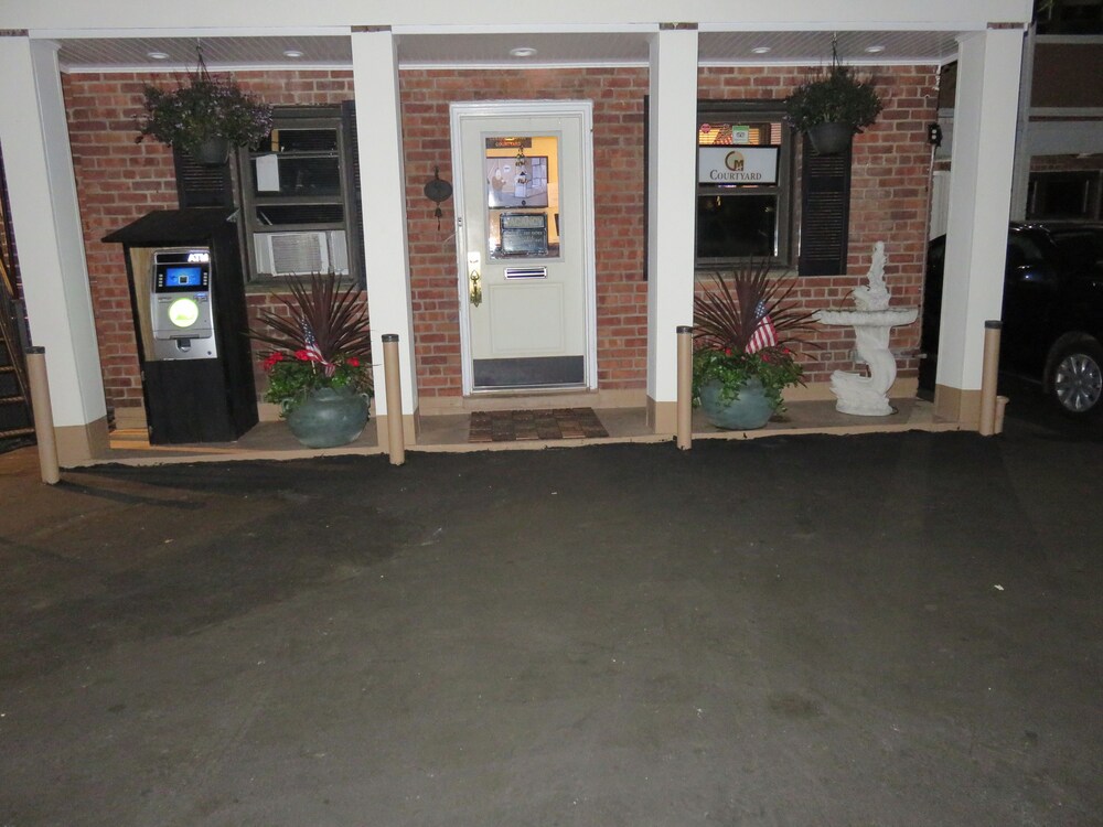 Central Motel Court Yard - photo 105