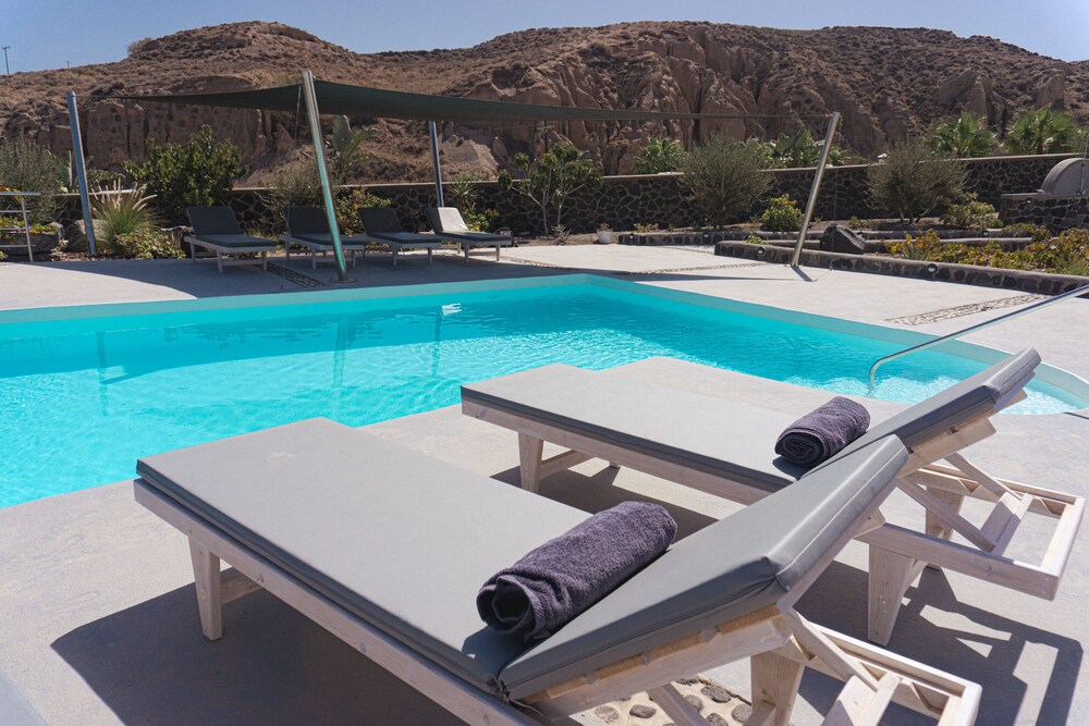 Villas Scirocco — 4-Star Luxury Hotel in Fira, Greece
