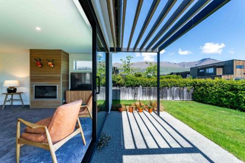 Serenity Haven: Retreat with Panoramic Views in Wanaka, New Zealand