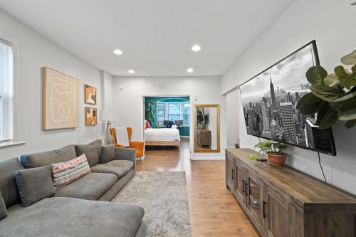 Rainforest Retreat 20m to NYC Parking Sleeps 25 — 4-Star Luxury Hotel in Bayonne, United States