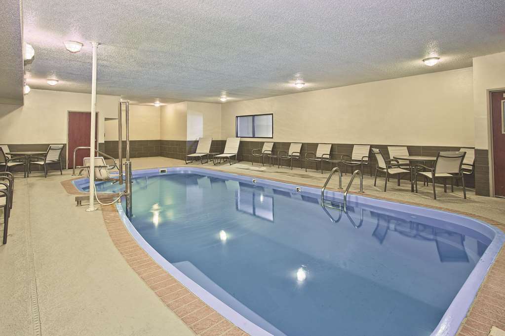 La Quinta Inn & Suites by Wyndham Fairborn Wright Patterson - photo 8