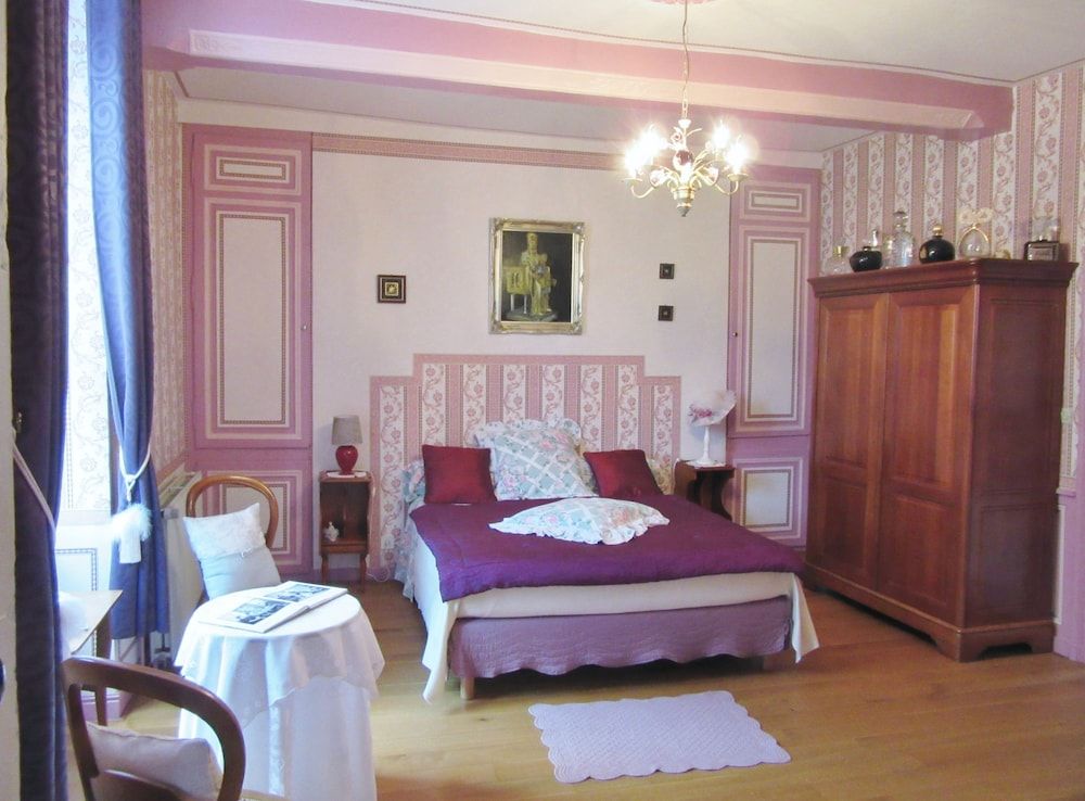 Le Chateau - carbon neutral hotel in Unknown City