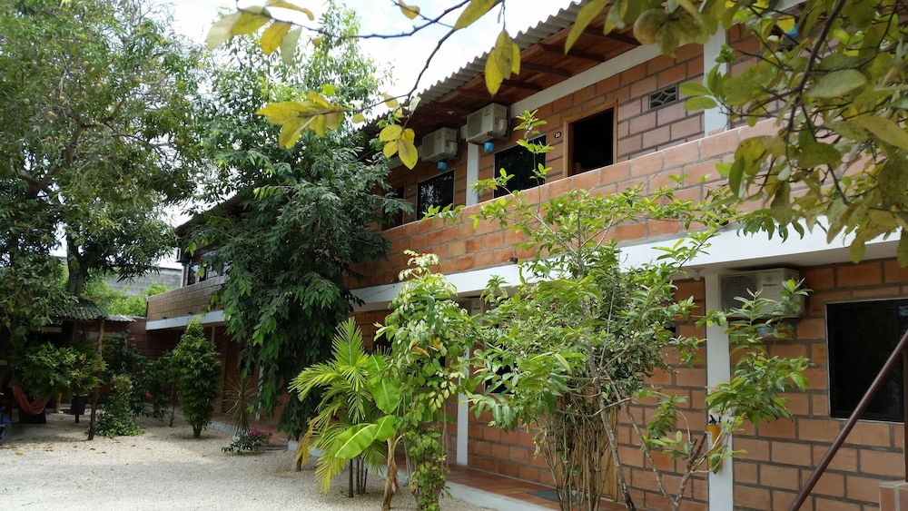 Hotel Pizzeria Opera Tolu - carbon neutral hotel in Santiago De Tolu