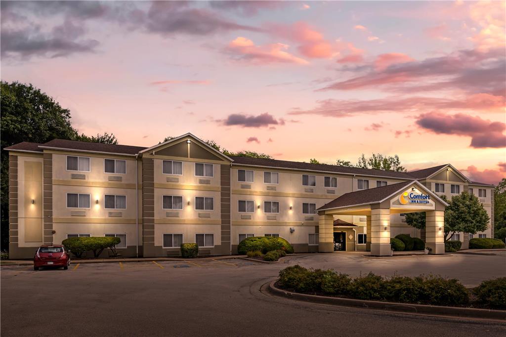 Comfort Inn & Suites East Moline near I 80 - photo 2