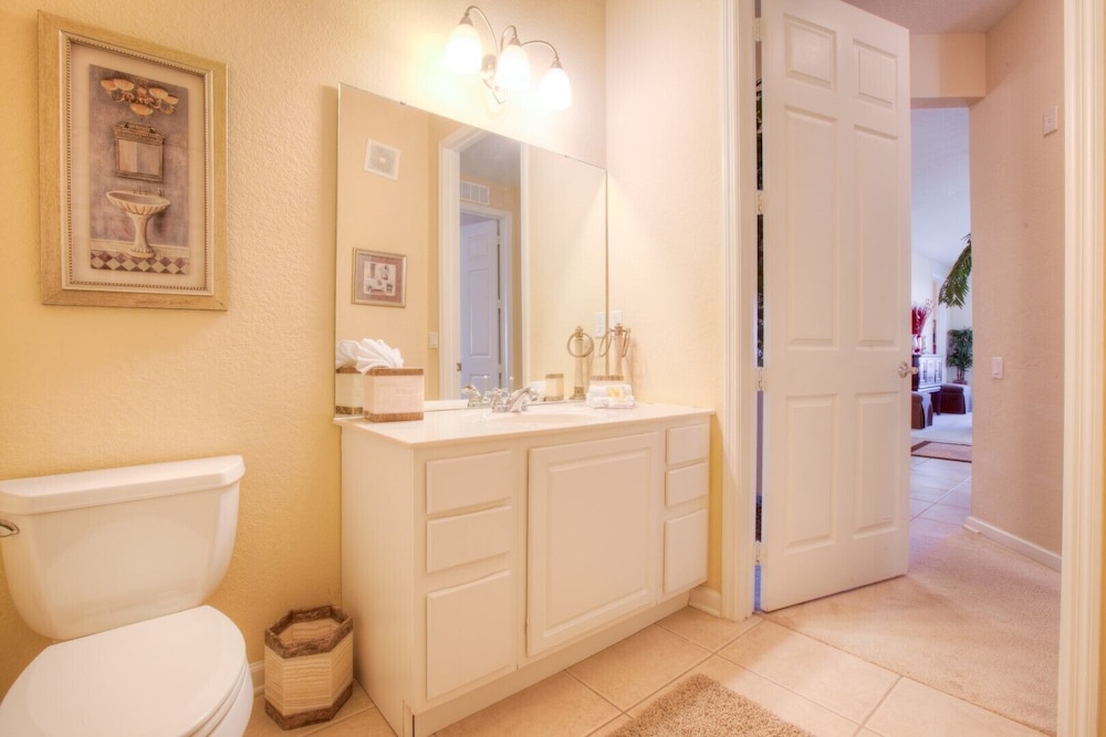 Lovely Third floor Vista Cay Resort Condo — 4-Star Luxury Hotel in Orlando, United States