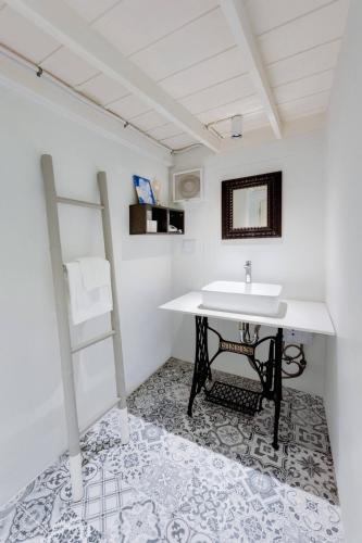 Non Inn The Post and Barber 3 Bedroom Riverside Shophouse with King and Twin Rooms