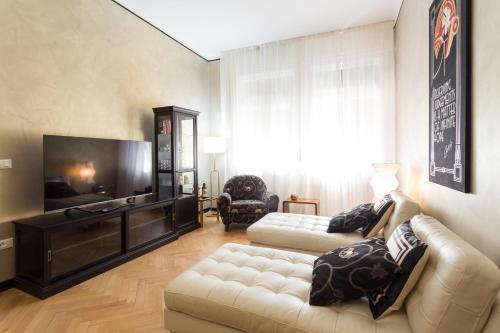 La casa di Gatsby Art Deco in Centro Gorizia con Parcheggio e Terrazza — 4-Star Luxury Hotel in Gorizia, Italy