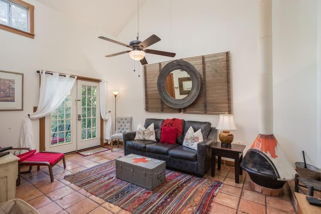 The Wagen Haus fireplace and hot tub — 4-Star Luxury Hotel in Fredericksburg, United States