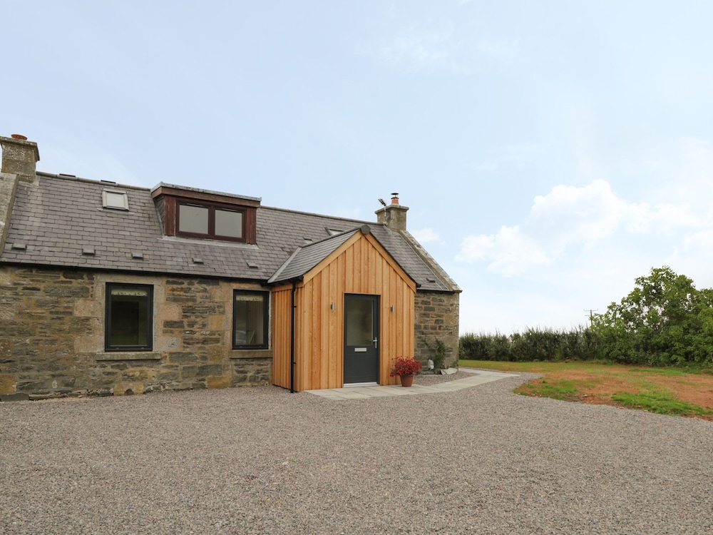 Enzie Station Cottage — 4-Star Luxury Hotel in Buckie, United Kingdom