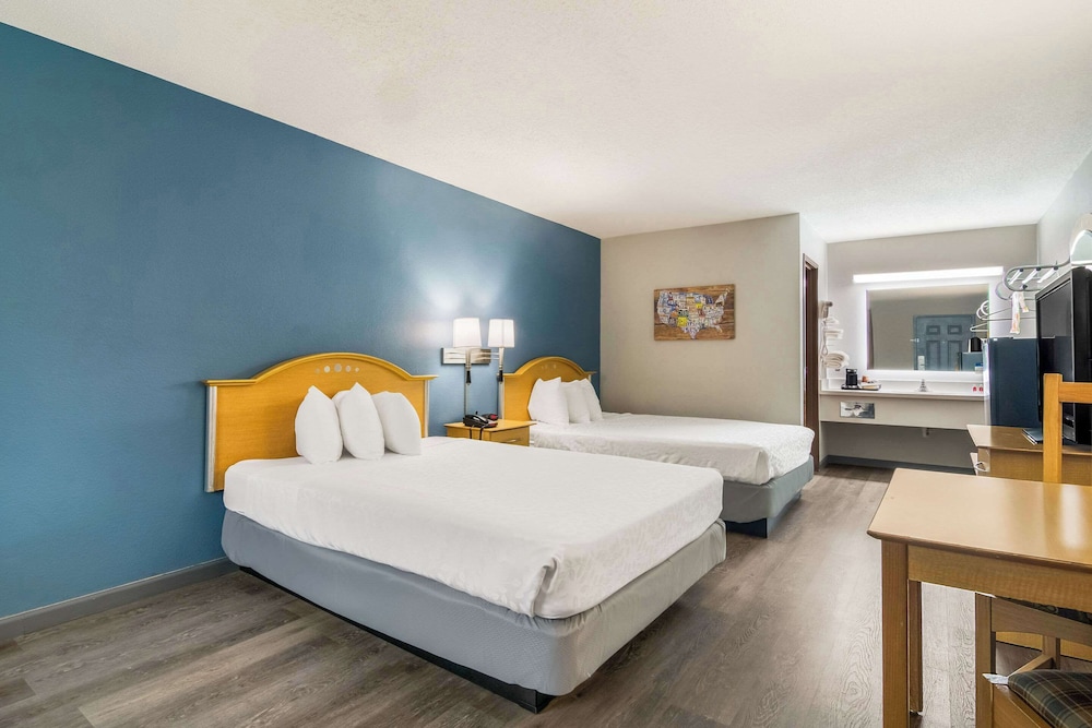 Econo Lodge Branson Theater District - photo 24