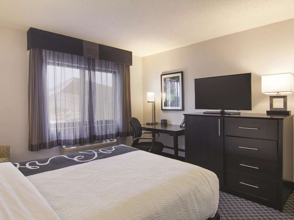 La Quinta Inn & Suites by Wyndham Cleveland Airport North - photo 16