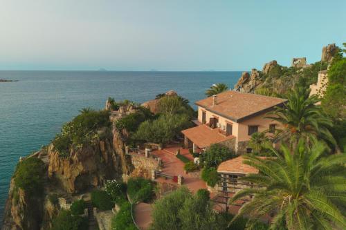 Villa Faraglioni fronte spiaggia — 4-Star Luxury Hotel in Cefalu, Italy