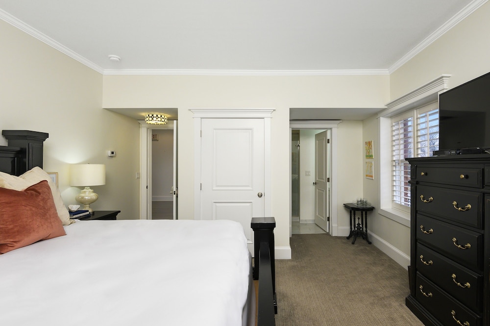 Oak Street Mansion - photo 14
