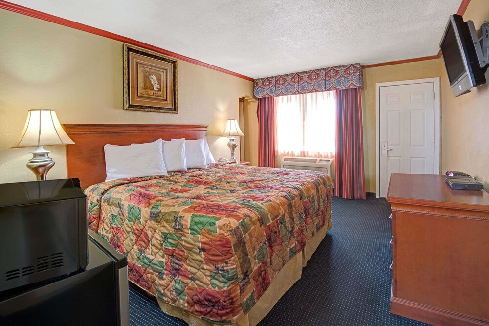 Days Inn by Wyndham Albuquerque Downtown - photo 2