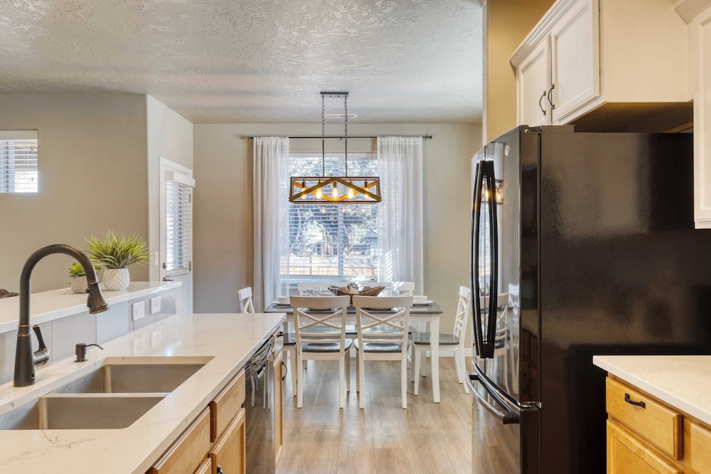 Old Mill Getaway by Avantstay Private Backyard w Hot Tub in Bend, United States