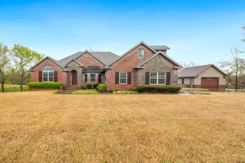 Coler Cottage Half mi to Coler MTB Trail Game Room — 4-Star Luxury Hotel in Bentonville, United States