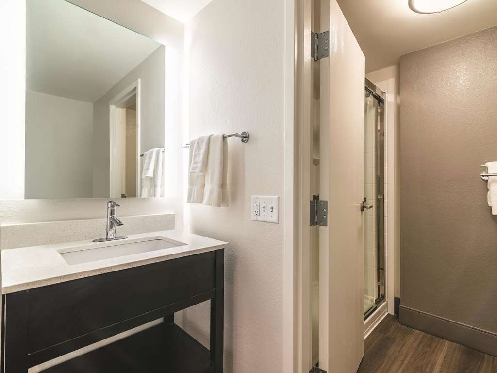 La Quinta Inn & Suites by Wyndham Salem NH - photo 31