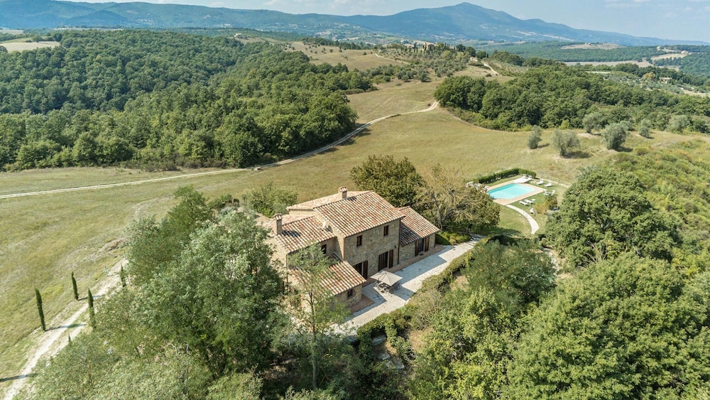 Podere Di Salci 10 Emma Villas — 4-Star Luxury Hotel in Citta Della Pieve, Italy