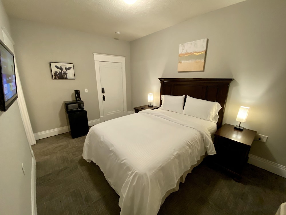 Twin Lakes Creamery Grill & Inn - photo 10