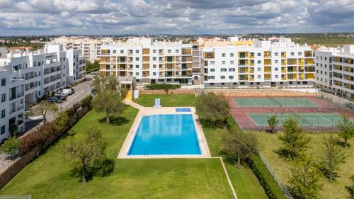 Vila Nova Sunny 2BR Apt with Pool by LovelyStay — 4-Star Luxury Hotel in Armacao De Pera, Portugal