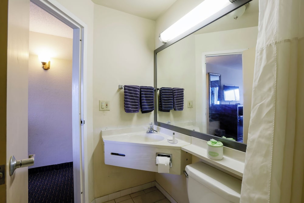 Copley Inn & Suites By OYO Akron OH - photo 25