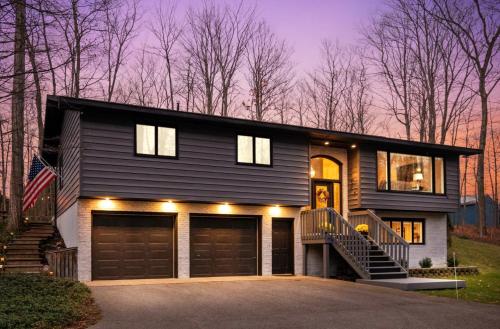 Private & Convenient Hot tub Fire Pit Game room in Petoskey, United States