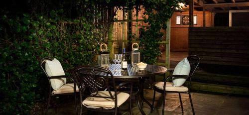 Beach Approach Cottage 30 steps from beach Luxury house with covered table tennis Netflix Smart TV