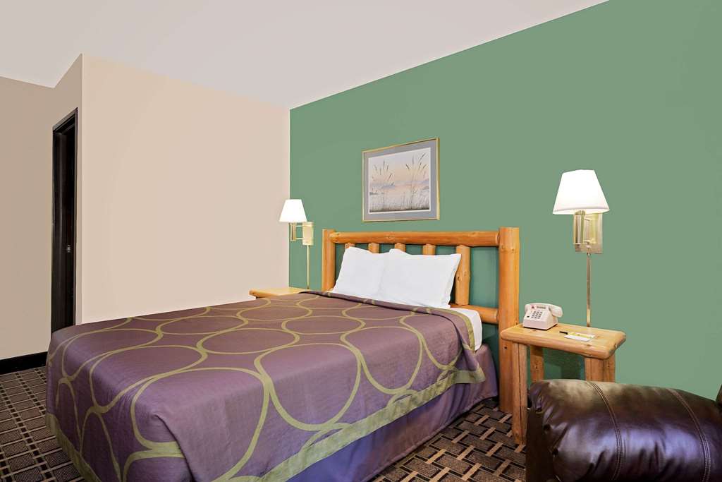 Super 8 by Wyndham Cloquet - photo 12