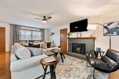 3 Bed 2 Bath Home w 2 Car Garage & Fitness Room — 4-Star Luxury Hotel in Wichita, United States