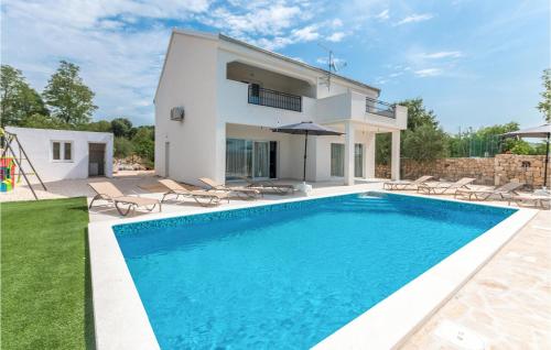 4 Bedroom Awesome Home In Radasinovci — 4-Star Luxury Hotel in Benkovac, Croatia