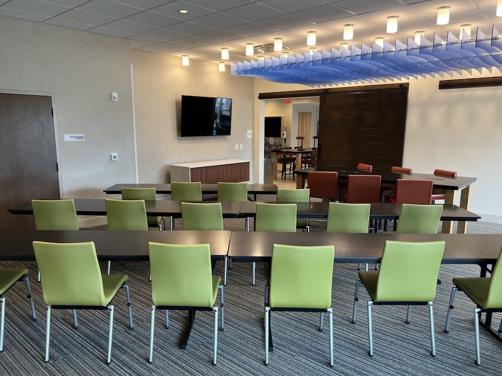 Holiday Inn Express and Suites Tuscaloosa East Cottondale - photo 28