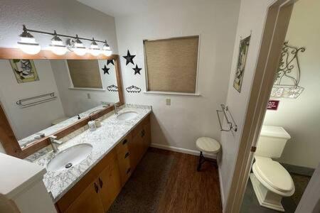 Creekside Suite Sleeps 2 Creek frontage Bbq — 4-Star Luxury Hotel in Oakhurst, United States