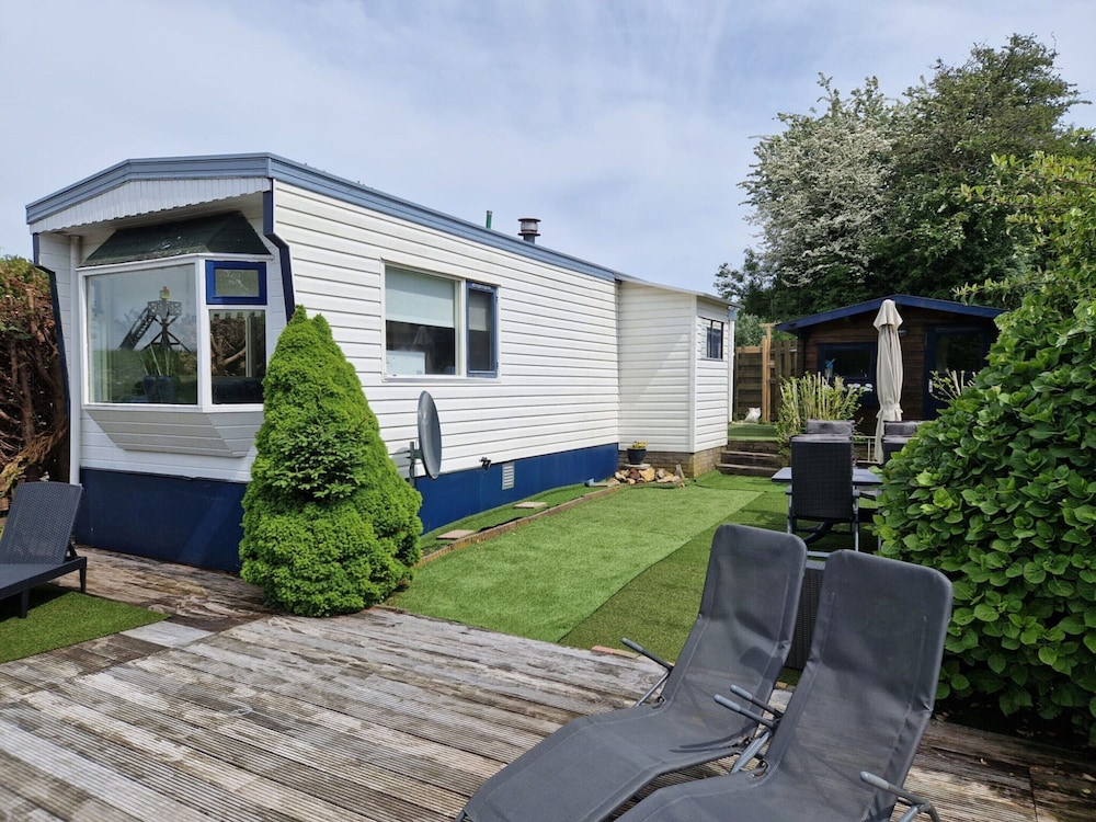 Cosy Chalet With Garden 19697340 — Dinteloord