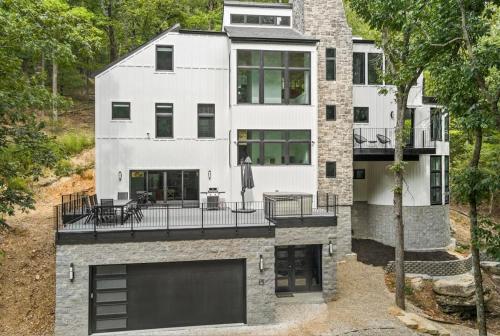 Rocky Summit Lake Access Kayak Hot Tub in Rogers, United States