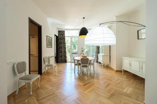 Stylish 3BR Apt near Mziuri Park By Wehost