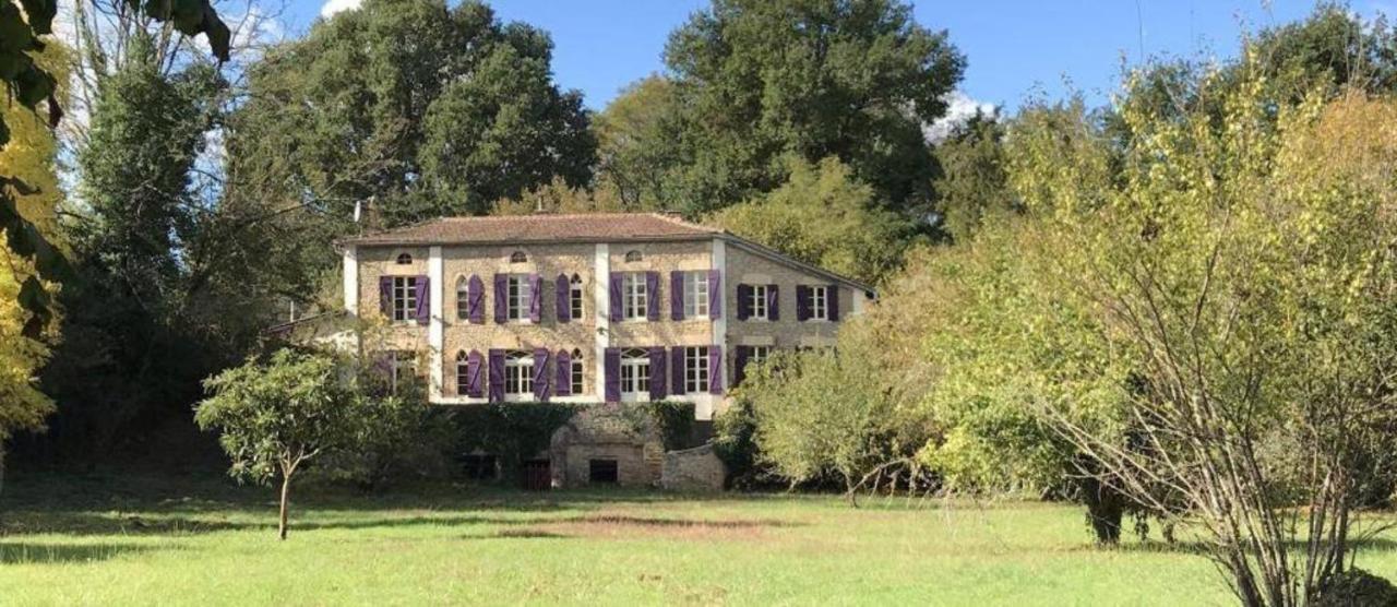 Les Volets Violets - carbon neutral hotel in Salles
