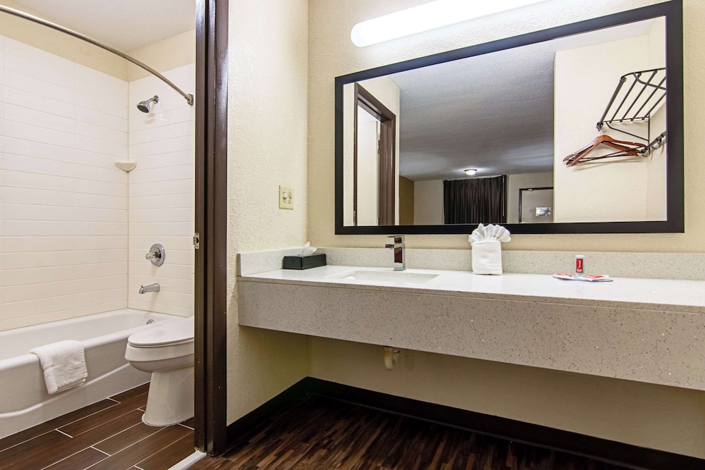 Econo Lodge Inn & Suites Matthews Charlotte - photo 16