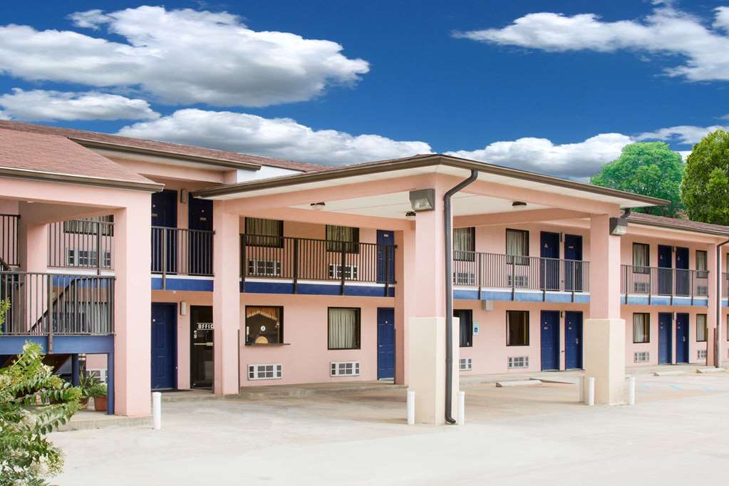 Days Inn by Wyndham Camilla - featured photo