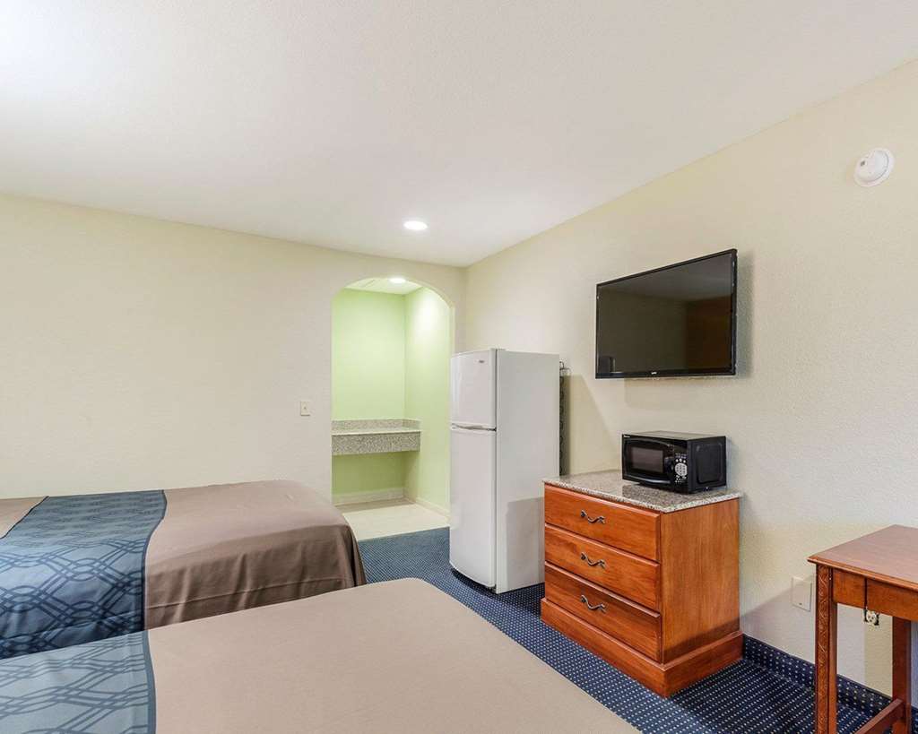 Rodeway Inn South Houston - photo 29
