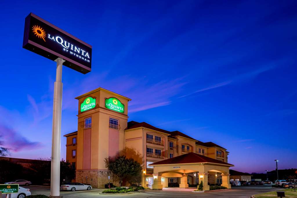 La Quinta Inn & Suites by Wyndham DFW Airport West Bedford - photo 2
